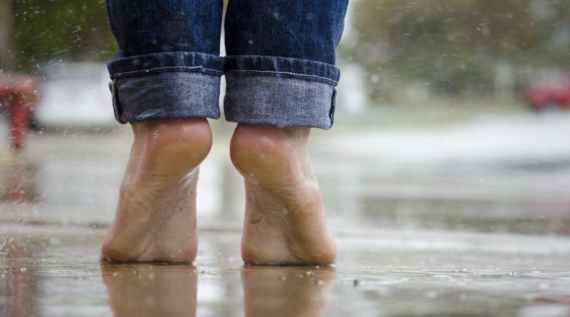 Najczęstsze przyczyny powstawania odcisków na stopach i jak ich unikać